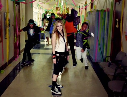avril-skateboard